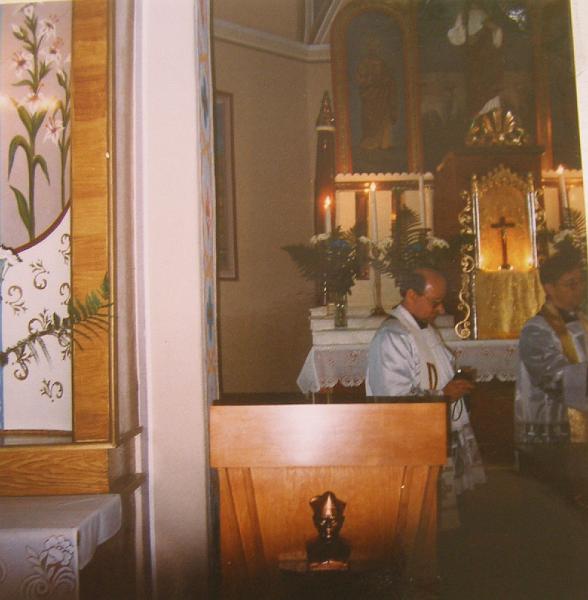 parafia polskokatolicka 2.jpg - Rok 2002. Odpust parafialny. Poświęcenie nowego ołtarza i ambonki z popiersiem ks. bp Hodura